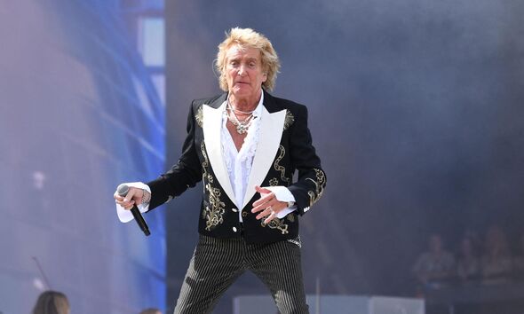 Rod Stewart’s Near-Fainting Sparks Concerns: ‘The Way He Treats His Body Is Bound to Catch Up With Him’